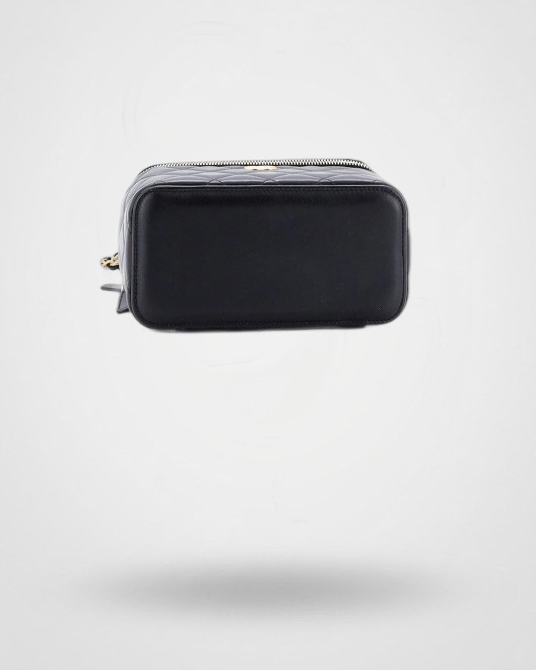 SUNVES CC VANITY BAG — base and zip of the quilted vanity case